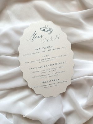 Menu w stylu marynarskim Onda z falowaną krawędzią i granatową typografią