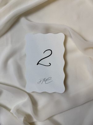 Numery stołów minimalistyczne Onda z falowaną krawędzią